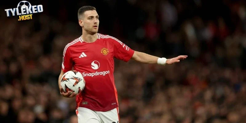 Real và Bayern tranh giành Dalot